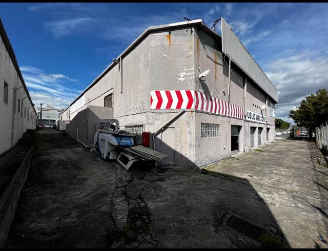3,845M² WAREHOUSE FOR SALE IN PAROW EAST